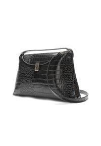 Čierna kožená kabelka s krokodílím reliéfom a elegantným dizajnom, vybavená preklápacím uzáverom a strieborným zámkom. Súčasťou je aj crossbody remienok.