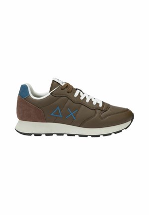Sneaker marrone con suola bianca, lacci bianchi e marroni, dettaglio blu sul tallone e loghi blu a forma di triangolo e X sul lato.