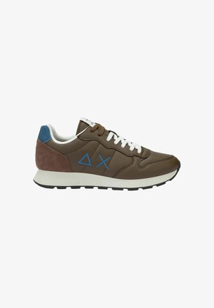 Sneaker marrone con suola bianca, lacci bianchi e marroni, dettaglio blu sul tallone e loghi blu a forma di triangolo e X sul lato.