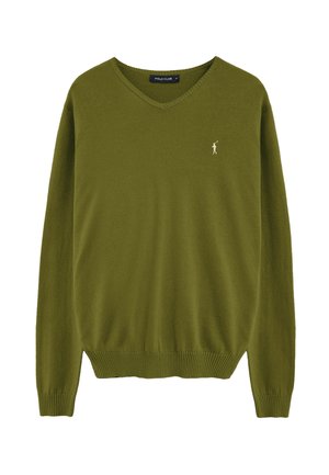Maglione a V color verde oliva con maniche lunghe, polsini e orlo a costine, e un piccolo logo bianco di un giocatore di polo sul petto a sinistra.