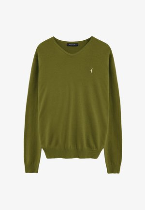 Maglione a V color verde oliva con maniche lunghe, polsini e orlo a costine, e un piccolo logo bianco di un giocatore di polo sul petto a sinistra.
