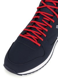 Tumši jūras zila sporta apava ar sarkaniem auklām, gluda sintētiska materiāla, noapaļots pirksts, balta zole un acs akcenti uz mēles un malām.