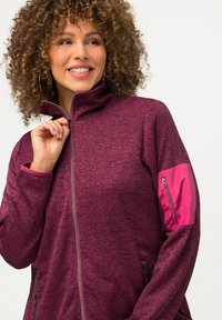 Ulla Popken OPSTAANDE KRAAG RITSZAKKEN - Cardigan - berry