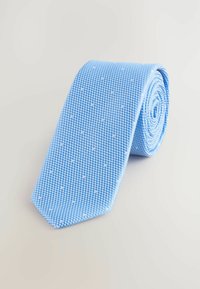 Világoskék nyakkendő, kockás mintával és apró fehér pöttyökkel. Texturált anyagból készült, hegyes végű és felgöngyölt kialakítással.