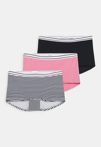 Tre paia di mutande boyshort: una a righe bianco e nere, una rosa uniforme, una nera uniforme. Ognuna presenta un elastico bianco in vita.