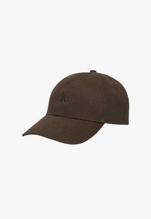 Cappellino da baseball in cotone marrone con visiera curva e logo "cK" ricamato sul pannello frontale, visto da lato.