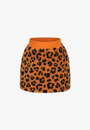 Jupe en polaire orange avec un motif léopard noir, dotée d'une taille côtelée orange contrastante et d'une surface douce et texturée.