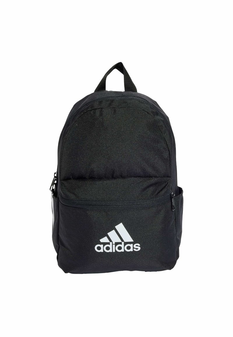 Mochila negra hecha de tela con una forma redondeada. Presenta un bolsillo frontal con cremallera y el logotipo blanco de Adidas en la parte inferior. Asas superiores para llevarla.