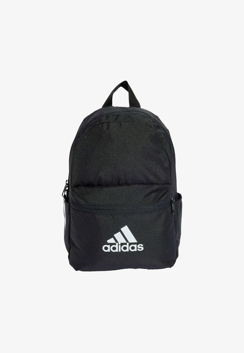 Mochila negra hecha de tela con una forma redondeada. Presenta un bolsillo frontal con cremallera y el logotipo blanco de Adidas en la parte inferior. Asas superiores para llevarla.