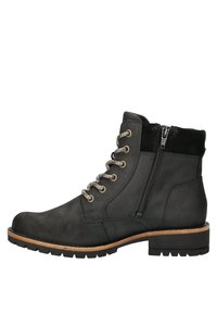 Sorte læder ankelsko med en tekstureret overflade, sølvøjer, dekorative snørebånd, en sidelås og en robust, tekstureret sål.