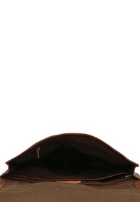 Mallette en cuir marron ouverte montrant un compartiment principal vide avec poche intérieure zippée et doublure en tissu sur fond blanc.