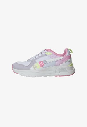 Witte en roze Puma sneaker met pastelgele en grijze accenten, mesh panelen, veterclosure en een gevoerde zool op een witte achtergrond.