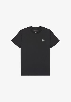 Schwarzes kurzärmeliges T-Shirt aus weichem Stoff, mit rundem Halsausschnitt und kleinem weißem Logo auf der oberen linken Brustseite.