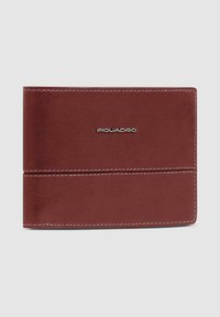 Bordeaux leren portemonnee met een gladde afwerking, witte stiksels en een zilveren "Piquadro" logo aan de voorkant. Compacte, rechthoekige vorm.