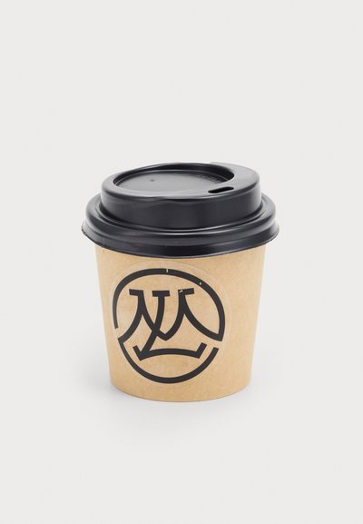 Brązowy papierowy kubek na kawę z czarną plastikową pokrywką, z okrągłym logo w kolorze czarnym, prezentującym prosty, minimalistyczny design.