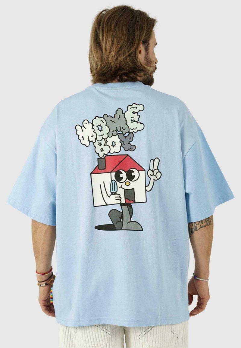 Tricou oversized de culoare albastru deschis, cu un grafic ce prezintă un personaj de desene animate sub forma unei case cu acoperiș roșu, semn de pace și nori de fum deasupra.