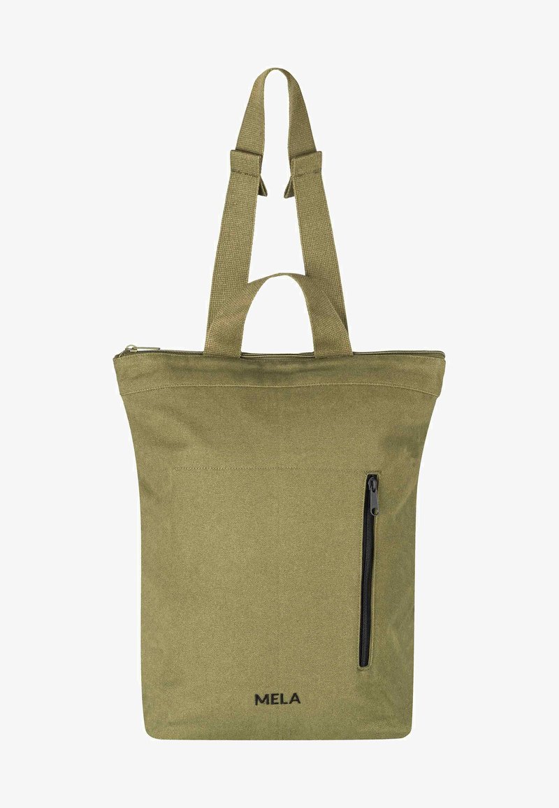 Olijfgroene tote bag van textuurstof, met een bovenrits, een voorzak met ritssluiting en verstelbare schouderbanden. Merkennaam 'MELA' weergegeven.
