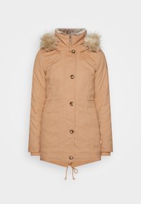 Béžová zimní parka s kapucí lemovanou kožešinou, zlatými knoflíky, dvěma předními kapsami, stahováním v pase a diamantovým prošíváním vpředu.