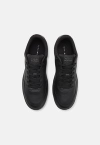 Czarne buty sportowe wykonane z syntetycznej skóry. Posiadają zaokrąglony czubek, teksturowane akcenty, okrągłe sznurowadła oraz logo na języku.