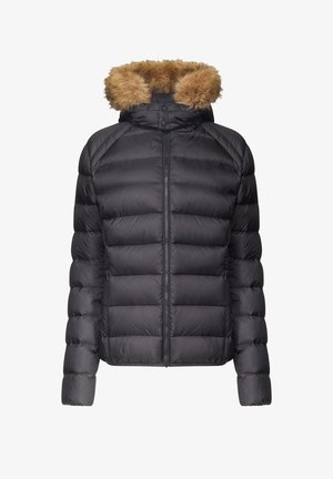 Doudoune noire avec des coutures horizontales, fermeture zippée à l'avant et capuche en fausse fourrure beige amovible. Elle présente un design élégant et isolant avec des manches longues.
