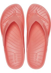 Różowe gumowe klapki z teksturowaną wkładką, wyposażone w pasek w kształcie litery Y i delikatne rowki dla lepszej przyczepności. Logo na boku.