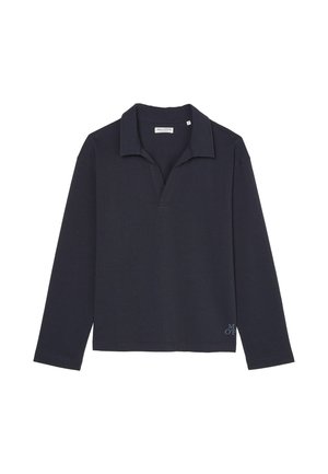 Marineblauwe polo met lange mouwen, voorzien van een platte kraag, geribbelde manchetten en een subtiele logo-accent op de zoom. Gemaakt van een zachte, gestructureerde stof.