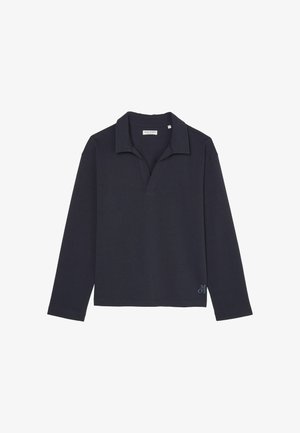 Námořnická polo košile s dlouhým rukávem, plochým límcem, žebrovanými manžetami a decentním logem na spodním lemu. Vyrobena z jemné, strukturované tkaniny.