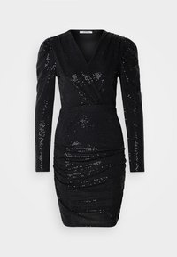 Robe noire à paillettes avec des manches longues, décolleté en V et détails froncés sur les côtés. Présente une silhouette ajustée et une texture brillante.