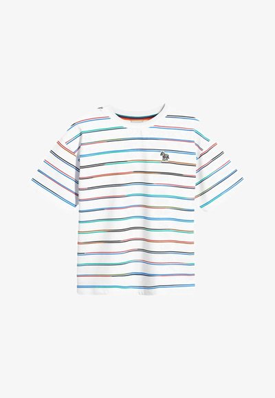 Balta medvilninė marškinėlių su trumpomis rankovėmis, su horizontaliomis juostelėmis raudonos, mėlynos, žalios ir juodos spalvų; ant krūtinės suvertas arklio logotipas.