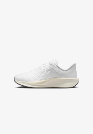 Zapatilla de correr blanca de perfil bajo con tejido texturizado, suela elevada acolchada, diseño con cordones y sutil logo Swoosh en el lateral.