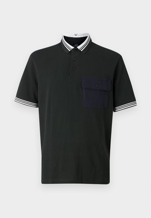 Schwarzes Poloshirt mit einem Kragen in Weiß und Marineblau mit Streifen, einer drei-Knopf-Leiste und einer marineblauen Brusttasche auf der linken Seite.