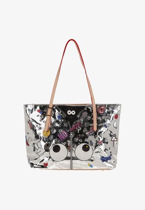 Geantă tote argintie cu suprafață lucioasă, cu abțibilduri și grafice colorate, inclusiv ochi și text, cu mânere bej și fermoar.