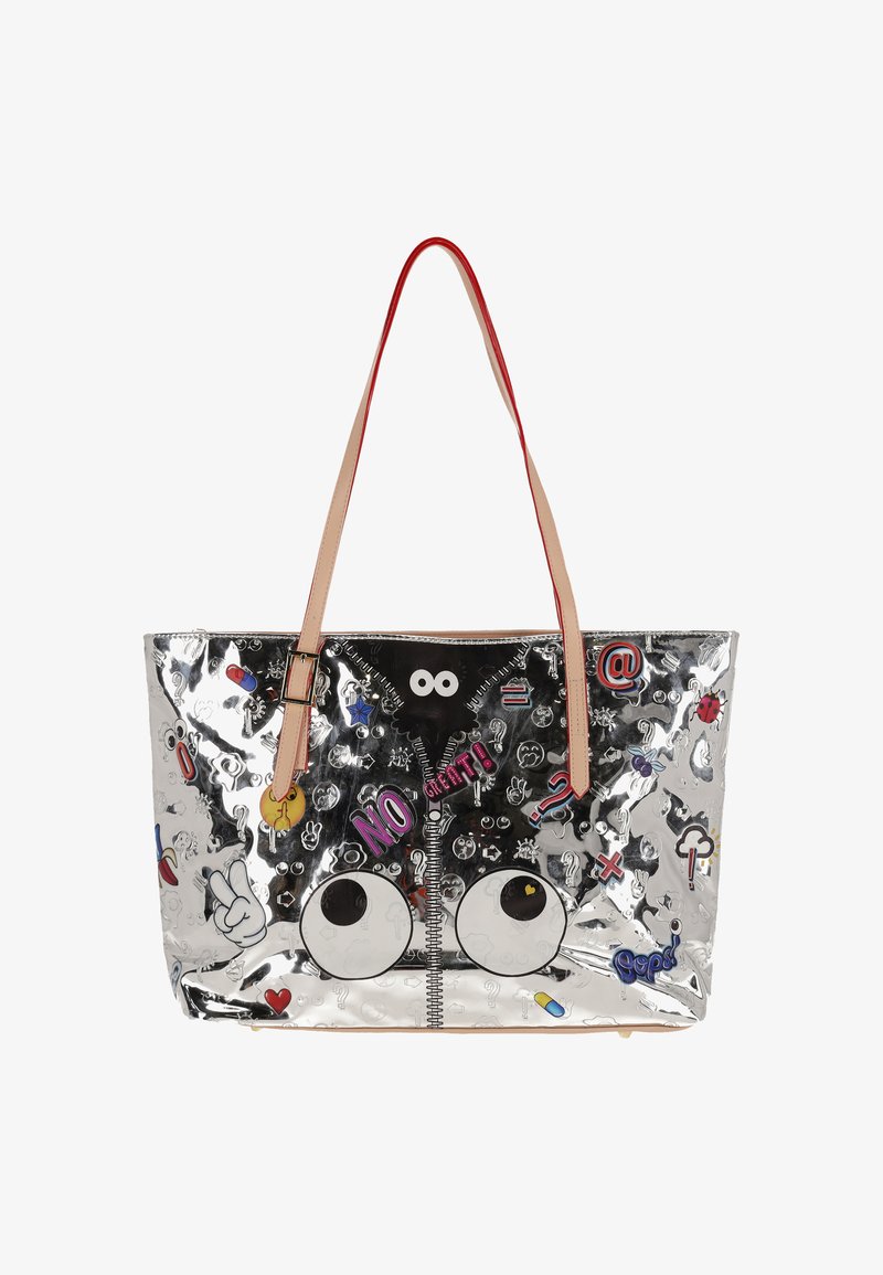Borsa tote argento con superficie lucida, caratterizzata da adesivi e grafiche colorate, tra cui occhi e testi, con manici beige e una zip.