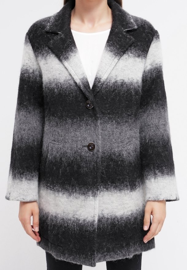 Abrigo de forro polar con un patrón degradado de negro, gris y blanco, con solapa de muesca, dos botones y bolsillos laterales.