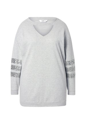 Camisa de manga larga gris con escote en V y detalle de corte. Presenta rayas de lentejuelas plateadas en las mangas. Tejido suave y casual con un ajuste relajado.