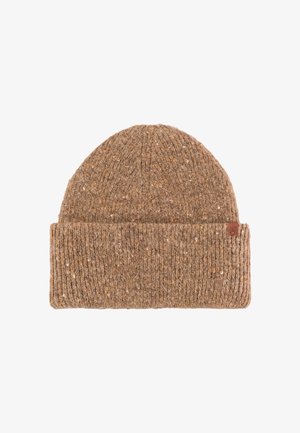 Bruine gebreide beanie met een geribbelde structuur en een omgeslagen rand. Bevat spikkels van lichtere en donkere vezels, en een klein leren label.