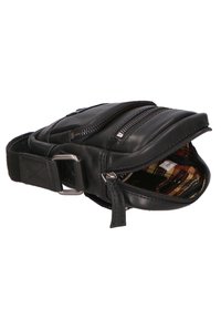 Borsa a tracolla in pelle nera con due scomparti con zip, tracolla regolabile e rivestimento interno a quadri. Superficie testurizzata con cuciture dettagliate.
