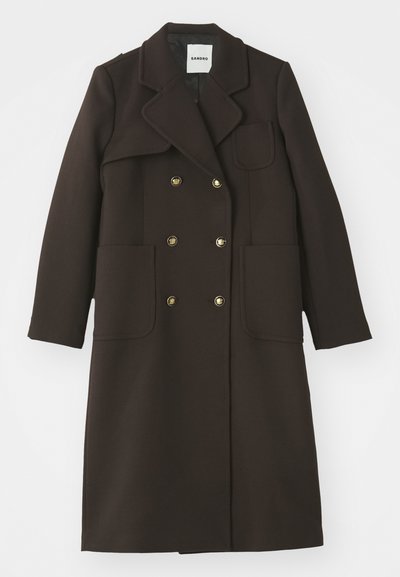 Manteau marron croisé avec un col cranté, grandes poches avant, boutons dorés, et une silhouette ajustée en tissu mélangé de laine.