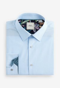 Cămașă button-up de culoare bleu deschis, dintr-un material texturat, căptușită cu un model floral. Are o guler clasic și detalii contrastante la manșete.