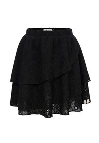 Zwarte kanten tiered rok met elastische tailleband en ruitvormig oogjespatroon, weergegeven op een effen witte achtergrond.