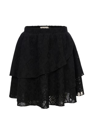 Zwarte kanten tiered rok met elastische tailleband en ruitvormig oogjespatroon, weergegeven op een effen witte achtergrond.