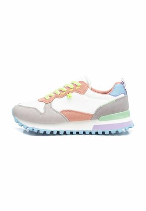 Zapatillas con una parte superior de malla blanca y acentos de ante rosa, cordones verdes, una suela acolchada y un patrón de banda de rodadura azul claro.