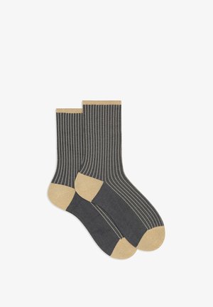Calzini a righe grigie con bordo e punta color marrone chiaro. Realizzati in materiale morbido, presentano linee verticali e una texture liscia.