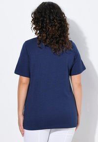Ulla Popken EN A À COL ROND ET MANCHES COURTES MANDALA - Triko s potiskem - inky blue