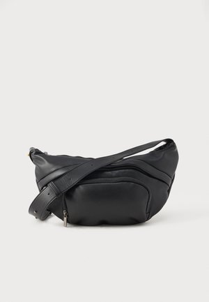 Sac de taille en cuir noir avec poche zippée à l'avant et bandoulière réglable, sur fond blanc uni.