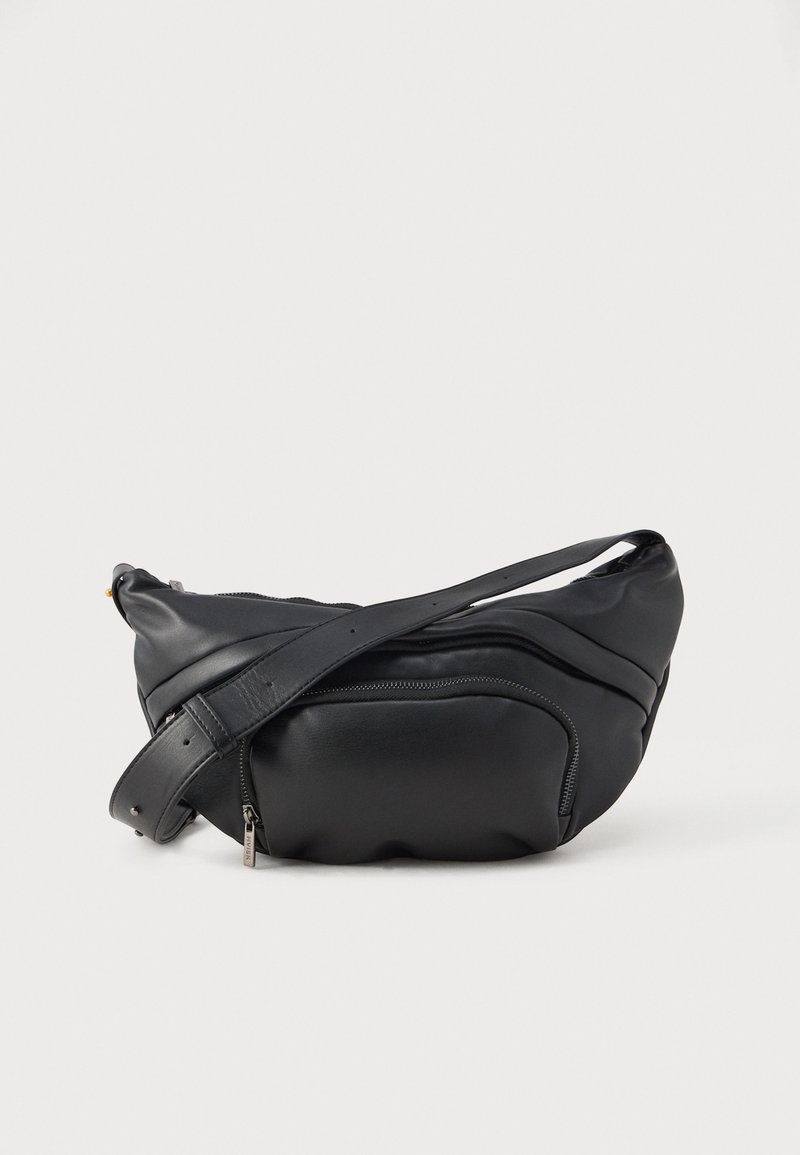 Bolsa de cintura em couro preto com bolso frontal com zíper e alça ajustável, contra um fundo branco liso.