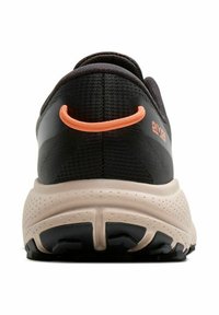 Zwarte sportschoen met een net bovenwerk, oranje accent op de hiel en een gestructureerde witte buitenzool met een robuust profiel.