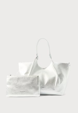 Bolso tote grande de cuero plateado texturizado con un pouch plateado con cremallera a juego, ambos con una marca sutil en el frente, exhibidos sobre un fondo claro.