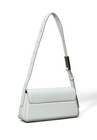 Bolso de cuero verde claro de forma rectangular con un diseño estructurado. Cuenta con una correa larga ajustable y un cierre con solapa.