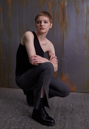 OLENNI - Šněrovací kotníkové boty - black